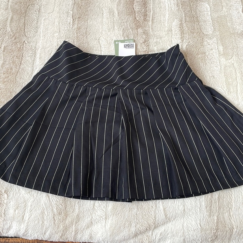 Pleated pin stripped H&M skirt size 6 NWT